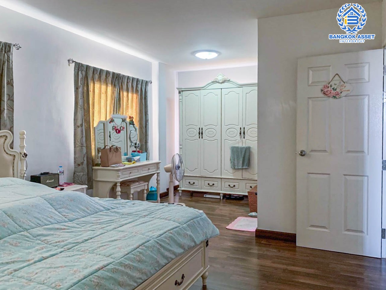 *****บ้านเดี่ยวมือสองย่านนนทบุรี ม.คุณาภัทร7 บ้านกล้วย-ไทรน้อย หลังมุม เนื้อที่กว้างขวางมากถึง 54.1 ตร.ว. ฟังก์ชัน 3 ห้องนอน 3 ห้องน้ำ ที่จอดรถ 2 คัน บนทำเลแห่งการเดินทาง ใกล้รถไฟฟ้าสายสีม่วง "สถานีคลองบางไผ่" และเซ็นทรัลเวสต์เกต